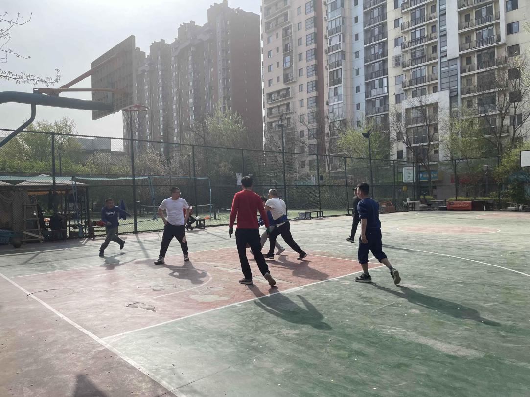 北京市朝阳区百子湾附近的社区篮球场。记者 郝帅摄